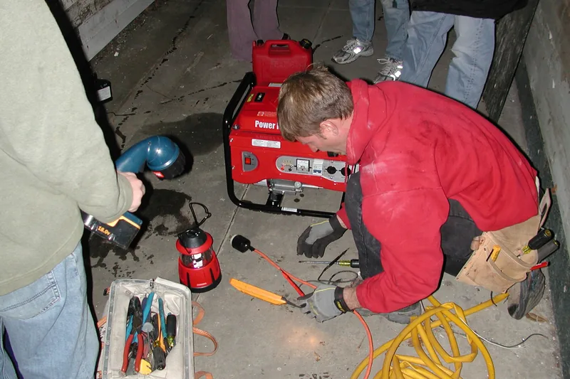 Monteur met gereedschap aan het werk in een woning
